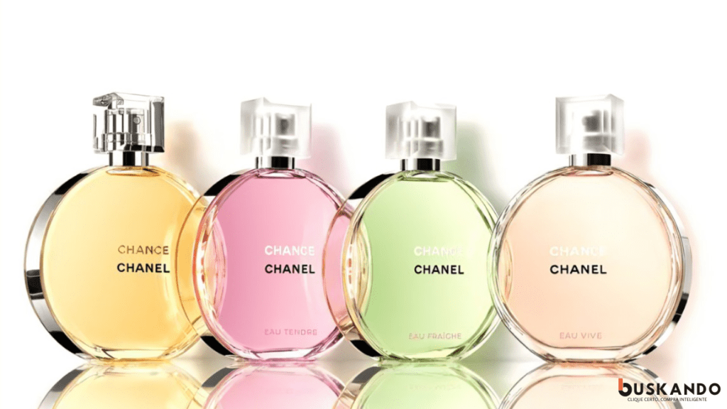 Quatro frascos de perfume da Chanel da linha Chance, em diferentes cores e variantes, alinhados e refletindo sobre uma superfície brilhante.