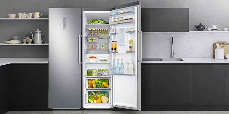 Diversos modelos de geladeiras modernas, abertas e fechadas, mostrando compartimentos internos organizados com alimentos.