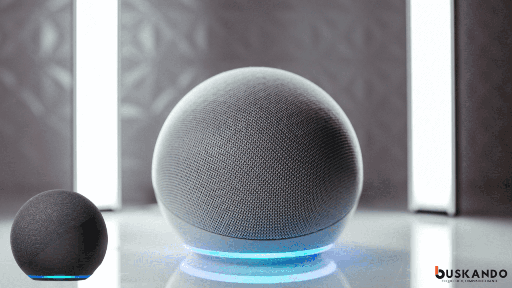 Dois smart speakers modernos em uma sala iluminada, um maior ao fundo e um menor à frente, ambos com iluminação azul na base, sobre uma superfície reflexiva com um logo 'Buskando' no canto inferior direito! Qual a Melhor Alexa
