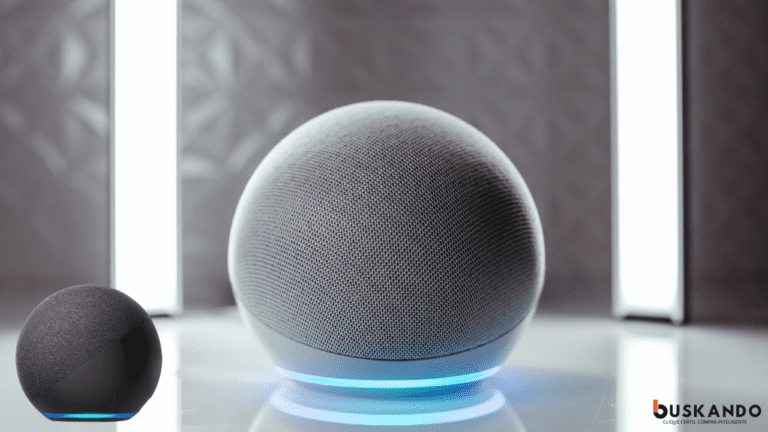 Dois smart speakers modernos em uma sala iluminada, um maior ao fundo e um menor à frente, ambos com iluminação azul na base, sobre uma superfície reflexiva com um logo 'Buskando' no canto inferior direito! Qual a Melhor Alexa