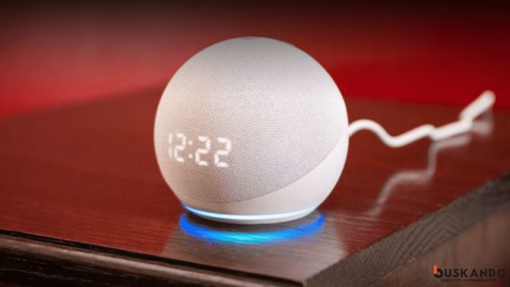 Echo Dot branco com relógio sobre mesa de madeira, iluminado por luz azul, com fundo vermelho.