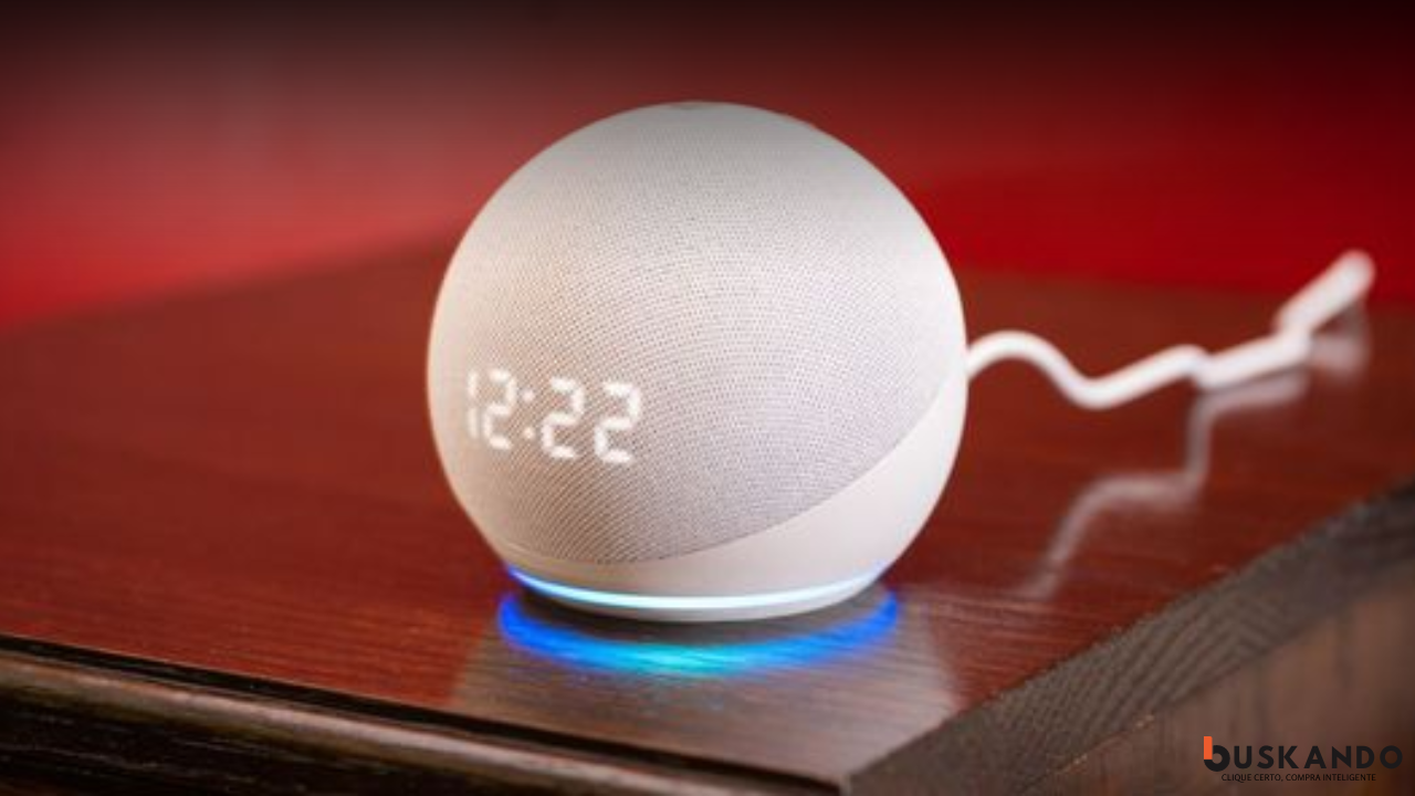 Echo Dot branco com relógio sobre mesa de madeira, iluminado por luz azul, com fundo vermelho.