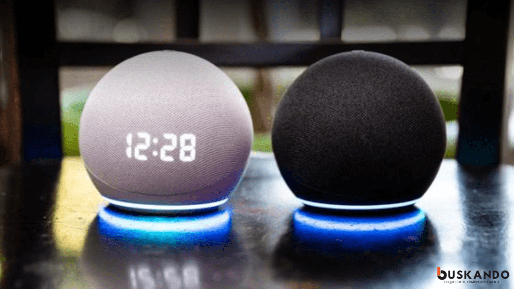 Dois Echo Dots posicionados lado a lado, um com display de hora, em um ambiente doméstico, destacando qual a melhor Alexa.