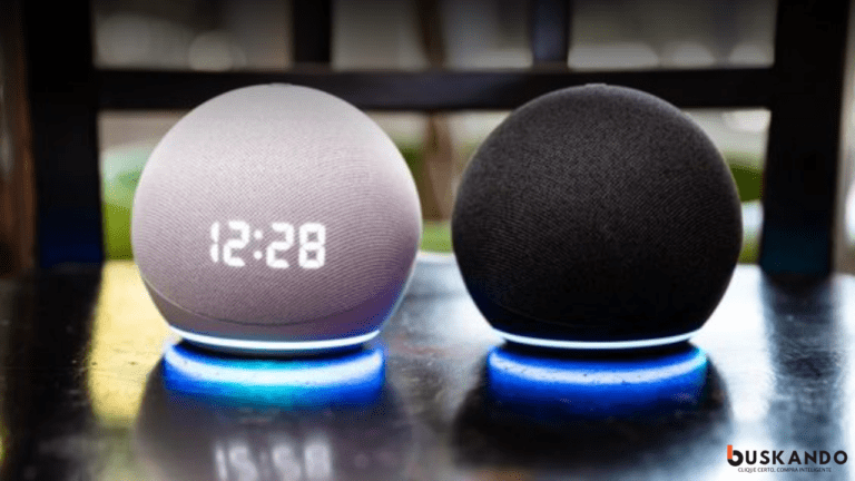 Dois Echo Dots posicionados lado a lado, um com display de hora, em um ambiente doméstico, destacando qual a melhor Alexa.