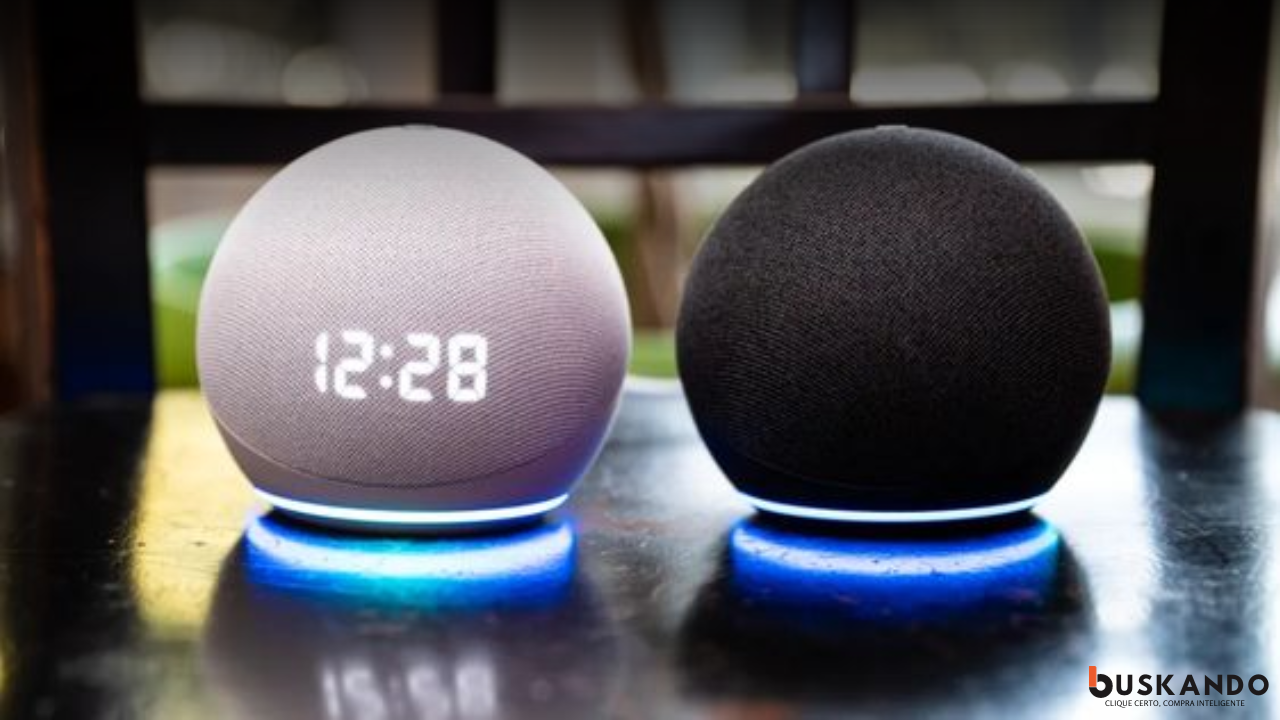 Dois Echo Dots posicionados lado a lado, um com display de hora, em um ambiente doméstico, destacando qual a melhor Alexa.