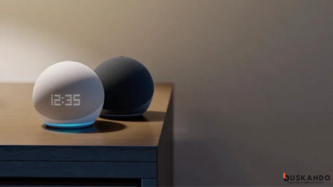 Dois dispositivos Amazon Alexa em uma superfície de madeira, um branco e um preto, com a interface do Echo Dot branco exibindo a hora.