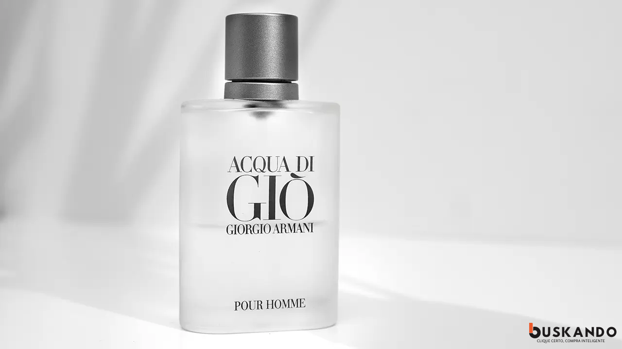 Frasco de perfume Acqua di Giò da Giorgio Armani em um fundo monocromático com sombras suaves.