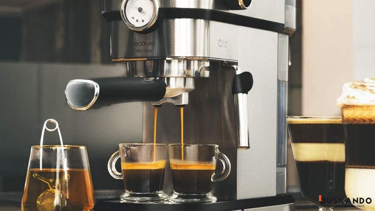 Máquina de café expresso Cecotec em ação, vertendo duas doses de café em xícaras transparentes, com uma bebida de camadas ao lado.