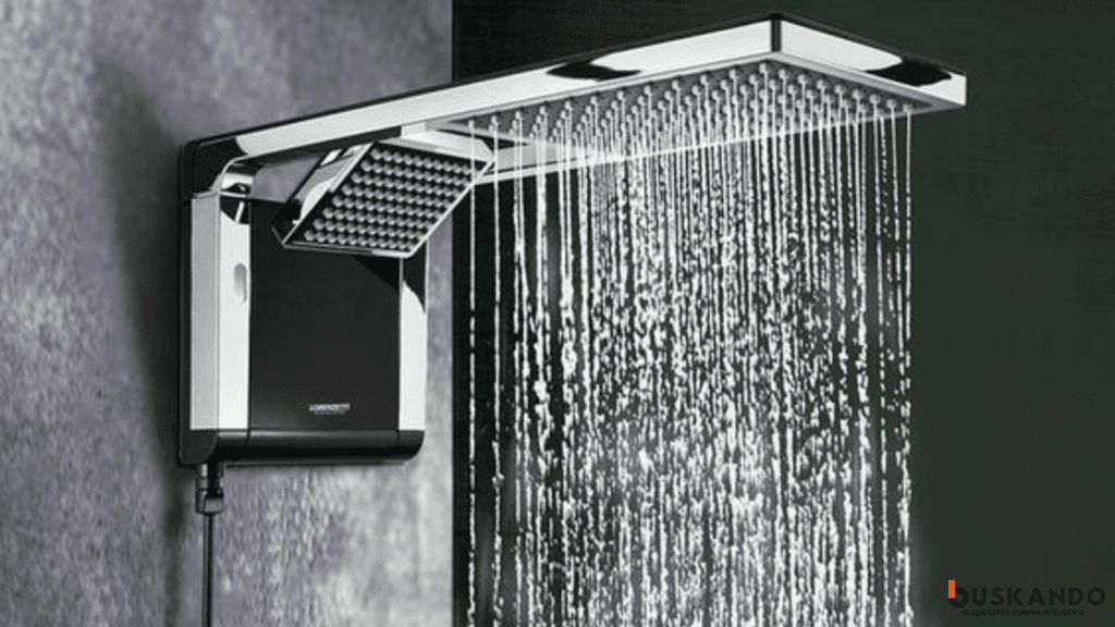 Chuveiro moderno de parede com água fluindo em um padrão uniforme e suave, destacando o design elegante e contemporâneo.