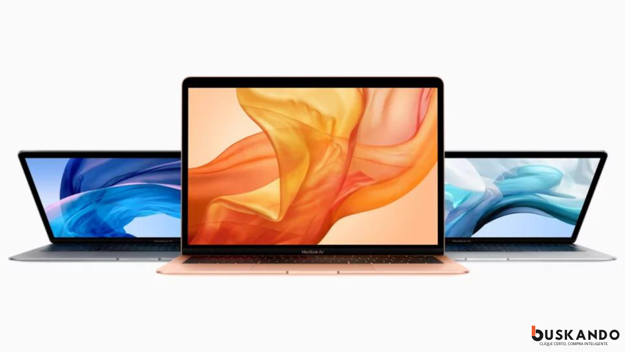 Três modelos de MacBook em cores e ângulos diferentes, com destaque para os designs coloridos da tela.