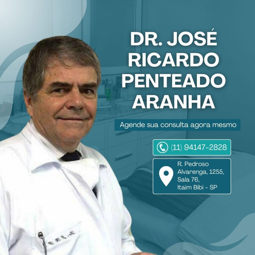 Dr. José Ricardo Penteado Aranha segurando uma placa de reconhecimento com a legenda '47 anos de experiência' e informações de contato e endereço de sua clínica em Itaim Bibi, SP.