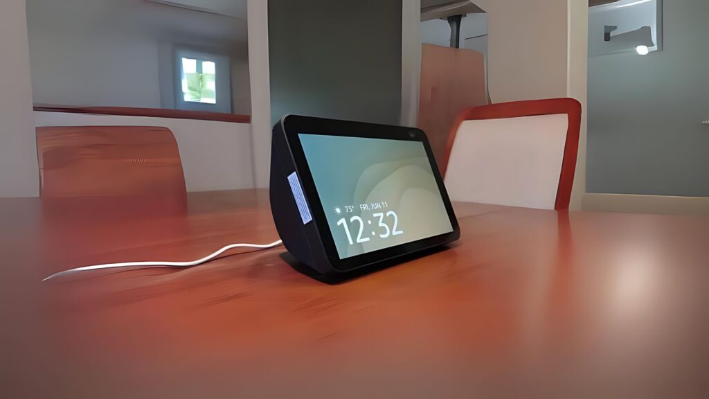"Dispositivo Amazon Echo Show em uma mesa, destacando sua tela sensível ao toque e design moderno.
