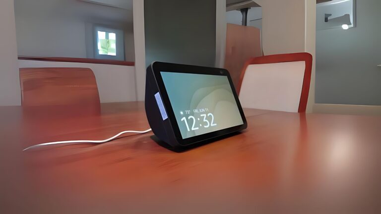 "Dispositivo Amazon Echo Show em uma mesa, destacando sua tela sensível ao toque e design moderno.