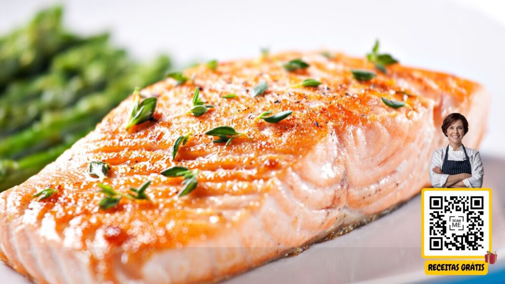 Imagem de um filé de salmão grelhado decorado com ervas frescas, com aspargos ao fundo, e um QR code ao lado com uma chef sorrindo. Texto "Receitas Grátis". Chef Helena Receitas Grátis.