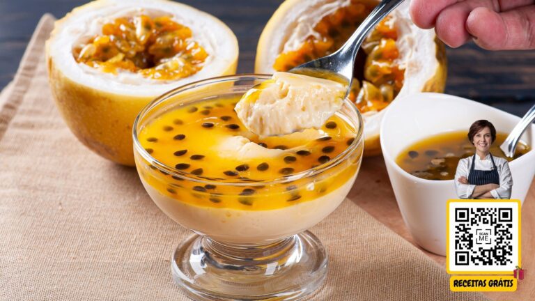 Imagem de uma taça de mousse de maracujá, decorada com sementes de maracujá, com um QR code ao lado e uma chef sorrindo. Texto "Receitas Grátis". Chef Helena Receitas Grátis.
