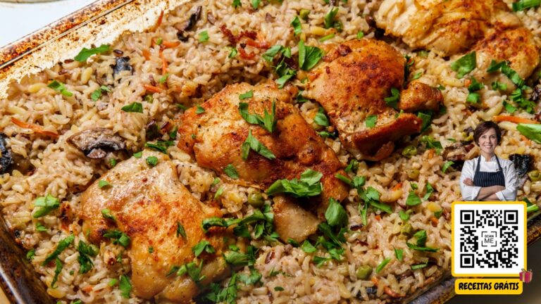 Imagem de um prato de arroz de forno com frango desfiado e queijo, com um QR code ao lado e uma chef sorrindo. Texto "Receitas Grátis".