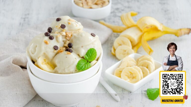 Imagem de uma taça de sorvete de banana e amendoim, decorada com amendoins picados e gotas de chocolate, com um QR code ao lado e uma chef sorrindo. Texto "Receitas Grátis". Chef Helena Receitas Grátis.
