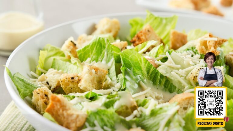 Imagem de uma salada Caesar com croutons e queijo parmesão ralado, com um QR code ao lado e uma chef sorrindo. Texto "Receitas Grátis".