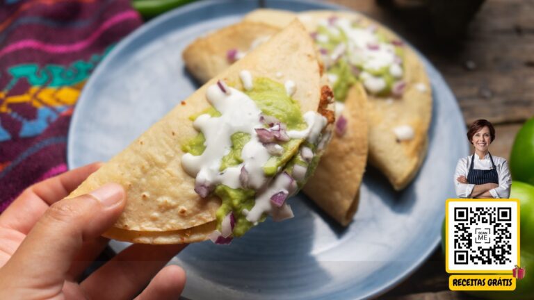 Imagem de tacos mexicanos recheados com guacamole e sour cream, com um QR code ao lado e uma chef sorrindo. Texto "Receitas Grátis". Chef Helena Receitas Grátis.