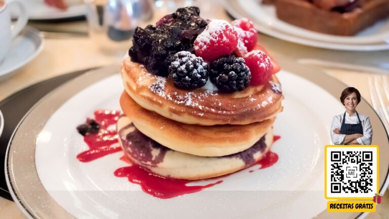 Imagem de um prato com panquecas americanas cobertas com frutas vermelhas e açúcar de confeiteiro, com um QR code ao lado e uma chef sorrindo. Texto "Receitas Grátis". Chef Helena Receitas Grátis.