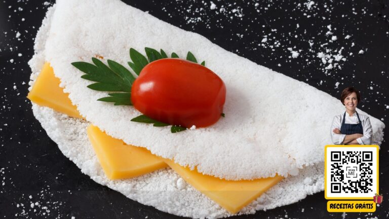 Imagem de uma tapioca recheada com queijo e tomate, decorada com uma folha de manjericão, com um QR code ao lado e uma chef sorrindo. Texto "Receitas Grátis". Chef Helena Receitas Grátis.