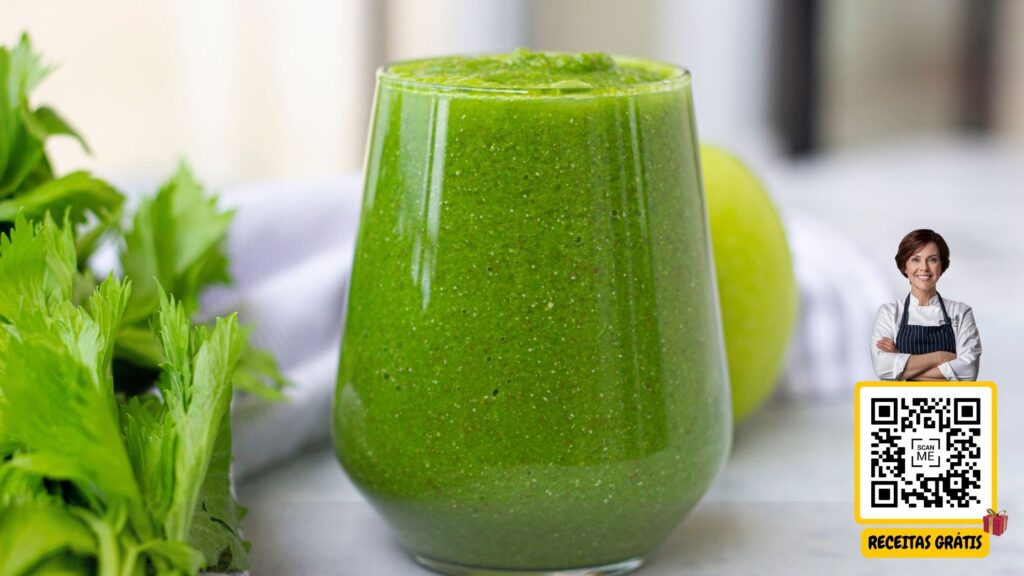 Imagem de um copo de smoothie verde energizante, com folhas de espinafre ao lado, um QR code ao lado e uma chef sorrindo. Texto "Receitas Grátis". Chef Helena Receitas Grátis.