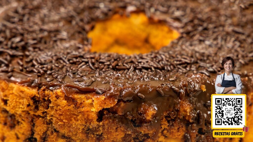 Imagem de um bolo de cenoura com cobertura de chocolate e granulado, com um QR code ao lado e uma chef sorrindo. Texto "Receitas Grátis". Chef Helena Receitas Grátis.