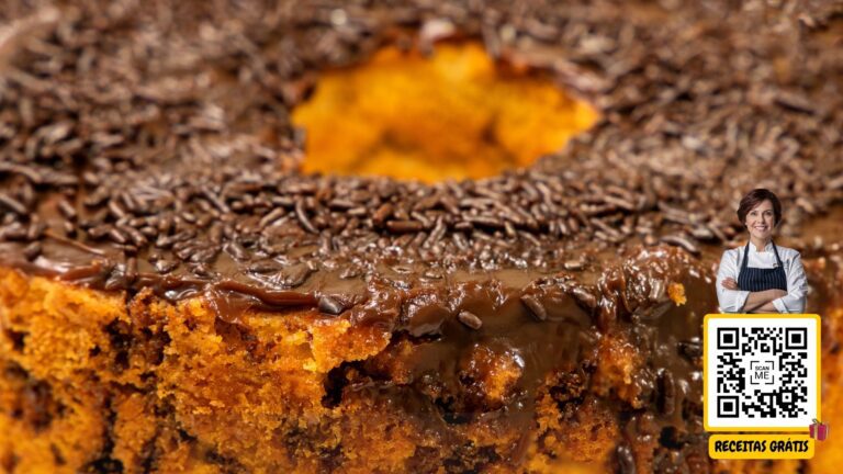 Imagem de um bolo de cenoura com cobertura de chocolate e granulado, com um QR code ao lado e uma chef sorrindo. Texto "Receitas Grátis". Chef Helena Receitas Grátis.