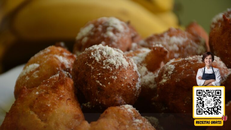 Imagem de bolinhos de chuva polvilhados com açúcar, com um QR code ao lado e uma chef sorrindo. Texto "Receitas Grátis". Chef Helena Receitas Grátis.