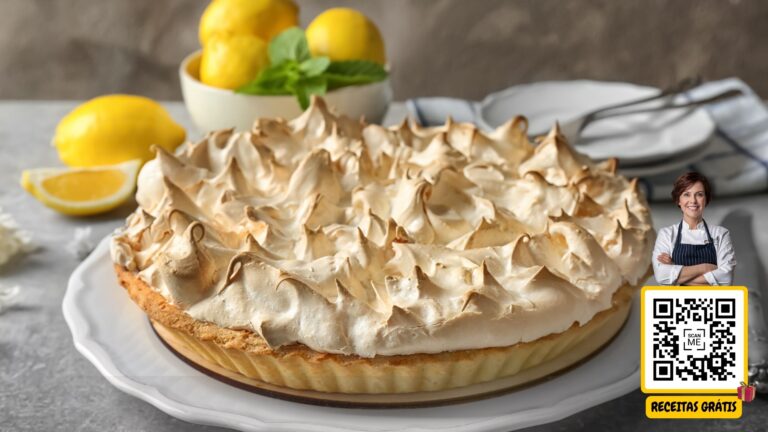 Imagem de uma torta de limão com merengue dourado, com um QR code ao lado e uma chef sorrindo. Texto "Receitas Grátis". Chef Helena Receitas Grátis.