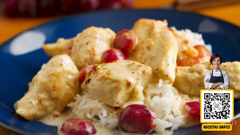 Imagem de um prato de frango ao molho de mostarda com uvas, servido sobre arroz branco, com um QR code ao lado e uma chef sorrindo. Texto "Receitas Grátis".