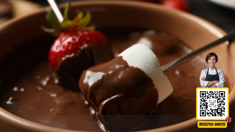 Imagem de uma tigela de pavê de chocolate com um morango e um marshmallow sendo mergulhados no chocolate, com um QR code ao lado e uma chef sorrindo. Texto "Receitas Grátis". Chef Helena Receitas Grátis.