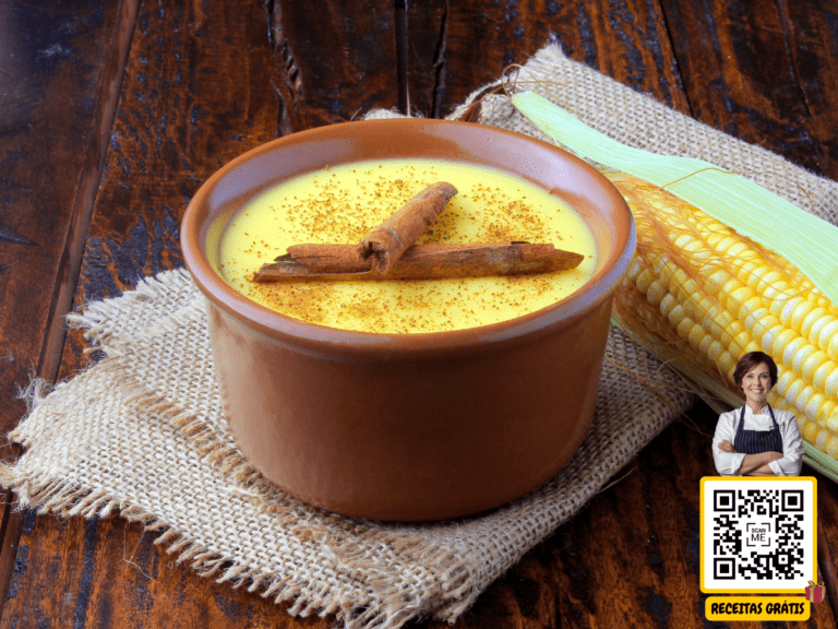 Delicioso curau de milho servido em uma tigela de barro, decorado com canela em pau. Chef Helena Receitas Grátis.